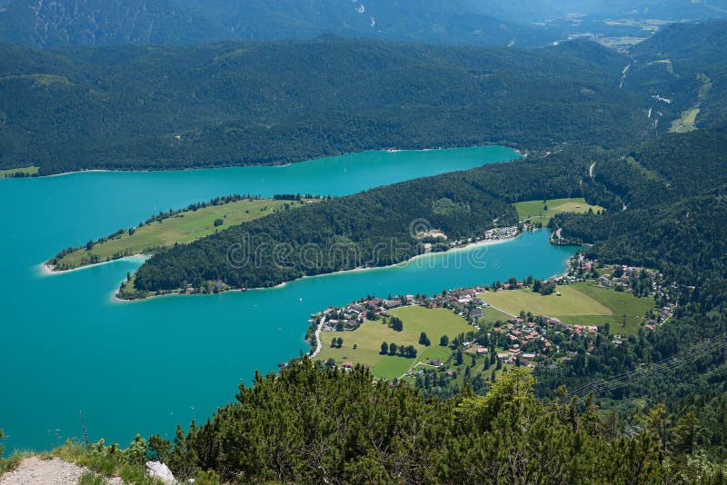 Взгляд сверху к walchensee озера стоковые изображения rf